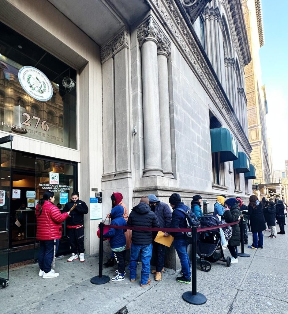 consulado de New York colas en la calle