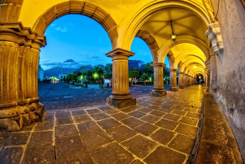 embajada guatemala de noche